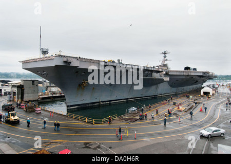 U.S. Navy Flugzeugträger USS John C. Stennis betritt Trockendock in der Puget Sound Naval Shipyard zu einer planmäßigen Wartung und Renovierung 27. Juni 2013 in Bremerton, WA zu beginnen. Stockfoto