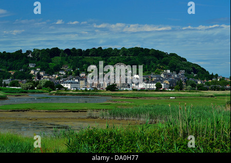 Ein Riesenrad vor der alten Stadt Honfleur, Häuser mit Dachschiefer (Calvados, Normandie, Frankreich). Stockfoto