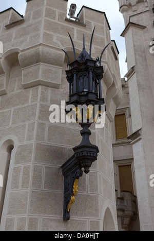 Straßenlaterne an der Wand des Schlosses Hluboka nad Vltavou in der Nähe von Ceske Budejovice, Tschechische Republik Stockfoto