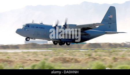 Die 181st Airlift Squadron betreibt die Lockheed C-130H-LM Hercules, ein vielseitiges taktisches Transportflugzeug für Lufttransporteinsätze, humanitäre Operationen und militärische Unterstützung. Stockfoto