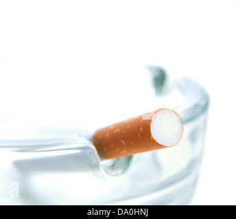 Glas-Aschenbecher und Zigaretten auf weißem Hintergrund Stockfoto