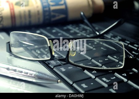 Business - Brille und Kugelschreiber auf einem laptop Stockfoto