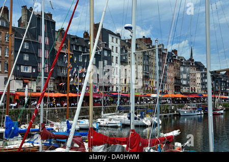 Segelboote in den alten Hafen und Touristen an Straßencafés. Bürgersteig Restaurants entlang des Kais des Hafens Honfleur. Stockfoto