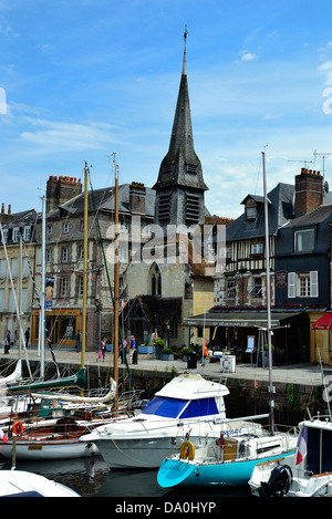 Alter Hafen von Honfleur, Honfleur älteste Kirche: Saint Etienne (eigentlich: ein maritimes Museum), Calvados, Normandie, Frankreich). Stockfoto