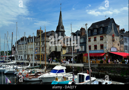 Alter Hafen von Honfleur, Honfleur älteste Kirche: Saint Etienne (eigentlich: ein maritimes Museum), Calvados, Normandie, Frankreich. Stockfoto