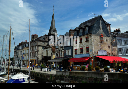 Alter Hafen von Honfleur, Honfleur älteste Kirche: Saint Etienne (eigentlich: ein maritimes Museum), Calvados, Normandie, Frankreich). Stockfoto