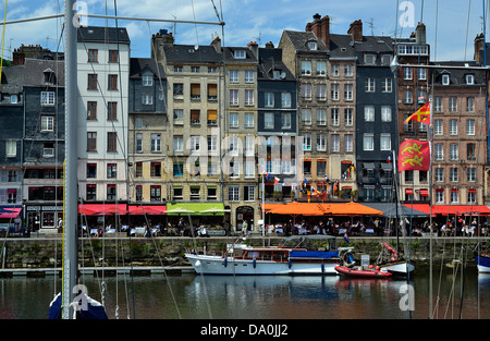 Alter Hafen von Honfleur und Touristen an Straßencafés. Bürgersteig Restaurants entlang des Kais. Stockfoto