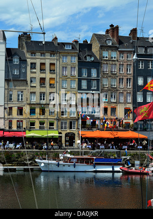 Alter Hafen (Vieux Bassin) und Touristen an Straßencafés. Bürgersteig Restaurants entlang des Kais des Hafens Honfleur. Stockfoto