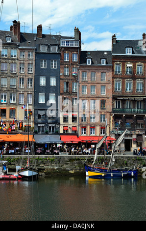 Segelboote in den alten Hafen (Vieux Bassin) und Touristen an Straßencafés. Bürgersteig Restaurants entlang des Kais von Honfleur. Stockfoto