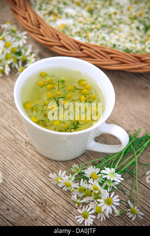 Kamillentee in weißen Tasse auf Holzuntergrund Stockfoto