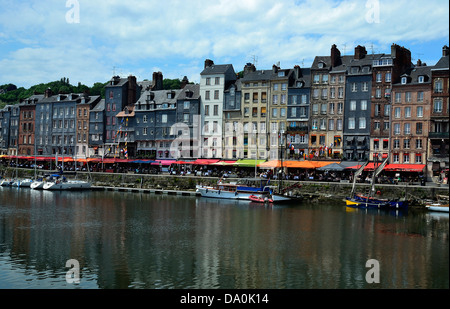 Segelboote in den alten Hafen (Vieux Bassin) und Touristen an Straßencafés. Bürgersteig Restaurants entlang des Kais der Honfleur Stockfoto