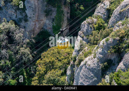 gelbe Seilbahn auf den Berg Stockfoto