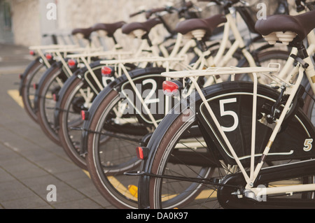 Fahrräder zu vermieten auf der Straße Stockfoto