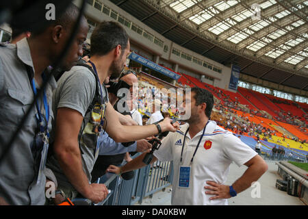 Moskau, Russland. 30. Juni 2013. Französische Trainer Frederic Pomarel interviewt von der Presse nach dem Verlust aus Kenia des Cup Viertelfinale während der Rugby World Cup 7 s im Luzniki-Stadion in Moskau, Russland. Bildnachweis: Elsie Kibue / Alamy Live News Stockfoto