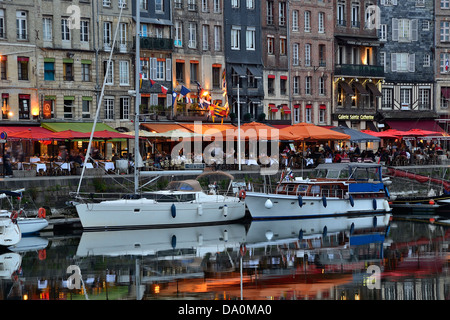 Segelboote in den alten Hafen und Touristen an Straßencafés. Bürgersteig Restaurants entlang des Kais des Hafens Honfleur. Stockfoto