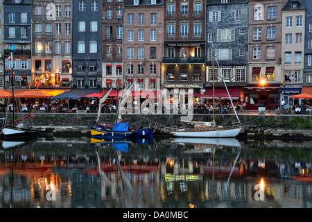 Segelboote in den alten Hafen und Touristen an Straßencafés. Bürgersteig Restaurants entlang des Kais des Hafens Honfleur. Stockfoto