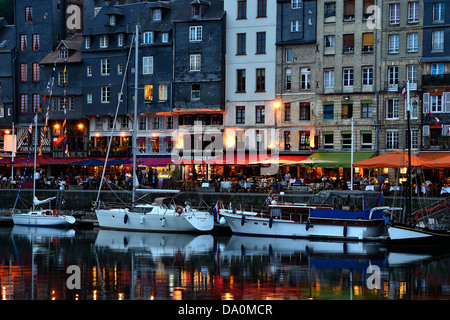 Segelboote in den alten Hafen und Touristen an Straßencafés. Bürgersteig Restaurants entlang des Kais des Hafens Honfleur. Stockfoto