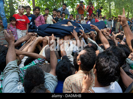 Kondebal, indische verabreicht Kaschmir 30. Juni 2013. Kaschmirische Muslime tragen die Körper von Tariq Ahmed, ein Zivilist, der indischen Armee getötet wurde, während seiner Beerdigung in Kondabal Dorf, 25 Kilometer nördlich von Srinagar, die Sommerhauptstadt von indisch verwalteten Teil Kaschmirs, bei einem Protest gegen die Tötung von zwei lokalen Jugend von indische Armee trauert. Die Einheimischen sagen, dass Irfan Ahmad Ganai in Markundal Dorf getötet wurde, als Soldaten unprovozierten schießen auf Zivilisten in einen Hinterhalt, während der andere Jugendliche eröffnet, Tariq Ahmad Leharwal in schießen auf Menschen getötet wurde, die Ganais Killi protestierten Stockfoto