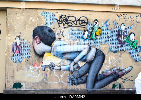 Graffiti-Gemälde an der Wand in der kleinen Straße von Zentrum von Paris Stockfoto