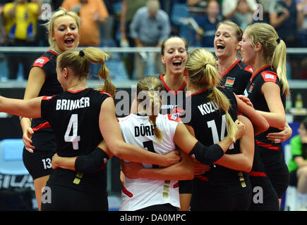 Die Spieler von der Frauen-Volleyball-Nationalmannschaft feiern ihren Sieg der Europa-League-Gruppenspiel zwischen Deutschland und Belgien in CU-Arena in Hamburg, Deutschland, 29. Juni 2013. Foto: Axel Heimken Stockfoto