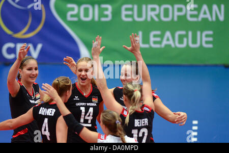 Die Spieler von der Frauen-Volleyball-Nationalmannschaft feiern einen Satz während der Europa-League-Gruppenspiel zwischen Deutschland und Belgien in CU-Arena in Hamburg, Deutschland, 29. Juni 2013 zu gewinnen. Foto: Axel Heimken Stockfoto