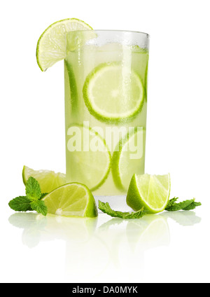Trinken Sie mit Limette und Eis isoliert auf weißem Hintergrund Stockfoto