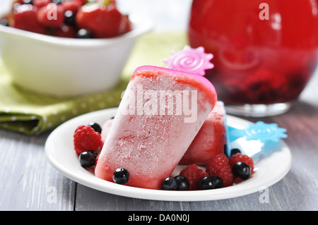 hausgemachte Erdbeereis mit frischen Beeren Stockfoto