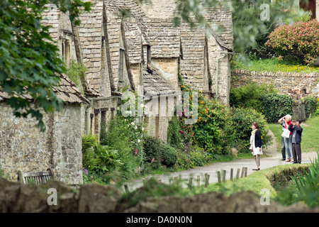 Asiatische Touristen in Arlington Row in Bibury, Gloucestershire, UK Stockfoto