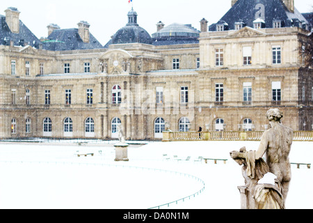 Französischer Senat. Aufnahme während der schweren (und sehr selten, dass Paris) Schneefall. Konzentrieren Sie sich auf die Statue im Vordergrund. Stockfoto