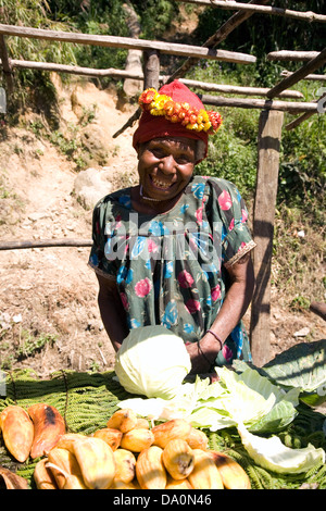 Am Straßenrand Markt, in der Nähe von Daulo Pass zwischen Goroka und Mt. Hagen im östlichen Hochland von Papua-Neuguinea. Stockfoto