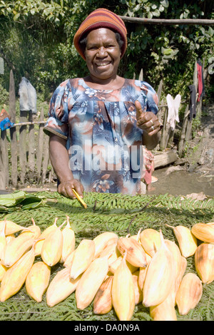 Am Straßenrand Markt, in der Nähe von Daulo Pass zwischen Goroka und Mt. Hagen im östlichen Hochland von Papua-Neuguinea. Stockfoto