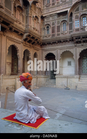 Ältere Mann mit Turban das Flötenspiel innerhalb der Mehrangarh Fort, Jodhpur, Rajasthan, Indien Stockfoto