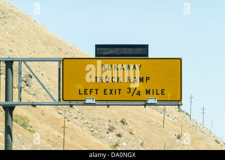 Eine außer Kontrolle geratenen LKW-Rampe auf der Interstate 5 in der Nähe von Grapevine California Stockfoto