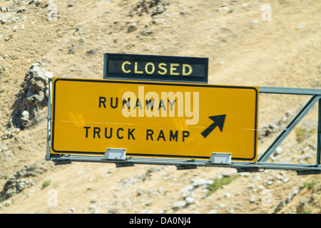 Eine außer Kontrolle geratenen LKW-Rampe auf der Interstate 5 in der Nähe von Grapevine California Stockfoto