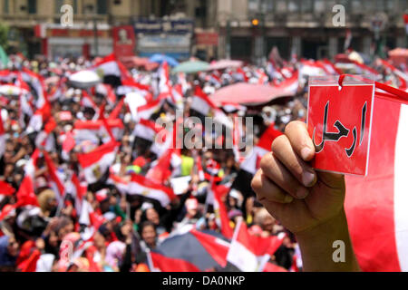 Kairo, Kairo, Ägypten. 30. Juni 2013. Demonstranten gegen ägyptische Präsident Mohamed Mursi hält ein Schild während einer Protestaktion auf dem Tahrir-Platz in Kairo 30. Juni 2013. Massendemonstrationen in Ägypten am Sonntag können seine Zukunft, zwei bestimmen und halbes Jahr nachdem die Macht des Volkes einen Diktator gestürzt sie namens Pharao und hineingeführt in einer Demokratie verkrüppelt durch bittere Divisionen Credit: Ahmed Asad/APA Images/ZUMAPRESS.com/Alamy Live News Stockfoto