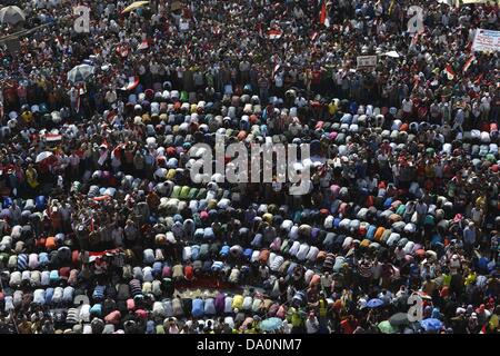 Kairo, Kairo, Ägypten. 30. Juni 2013. Gegner von Ägyptens Präsident Mohammed Mursi versammeln sich zum Mittag Gebete auf dem Tahrir-Platz, der zentrale Punkt des ägyptischen Aufstand in Kairo 30. Juni 2013. Massendemonstrationen in Ägypten am Sonntag können seine Zukunft, zwei bestimmen und halbes Jahr nachdem die Macht des Volkes einen Diktator gestürzt sie namens Pharao und hineingeführt in einer Demokratie verkrüppelt durch bittere Divisionen Credit: Ahmed Asad/APA Images/ZUMAPRESS.com/Alamy Live News Stockfoto