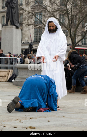 Passion Jesu durchgeführt am Trafalgar Square die Wintershall-Spieler am Karfreitag London England Stockfoto