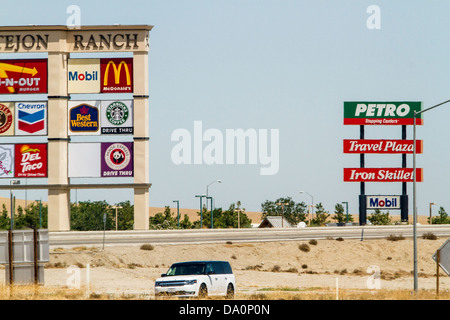 Szenen auf der Interstate 5 in die Stadt der Weinrebe im kalifornischen San Joaquin Valley Stockfoto