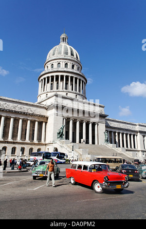 Oldtimer vor Capitol in Havanna Kuba Stockfoto