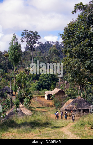 Wohnungen entlang der Autobahn, von Goroka, Mt. Hagen, Papua-Neu-Guinea fotografiert. Stockfoto