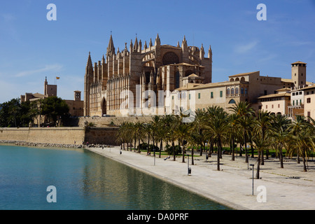 La Seu Kathedrale von Santa Maria di Palma, Königspalast Almudaina und Bischofspalast, Palma De Mallorca, Mallorca, Spanien Stockfoto