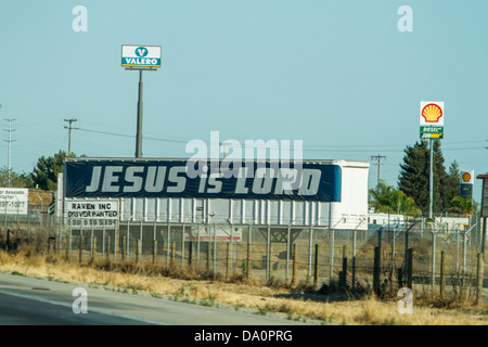 Ein Jesus-Zeichen auf einem Anhänger entlang Highway 99 im kalifornischen Central Valley Bible Belt of California Stockfoto