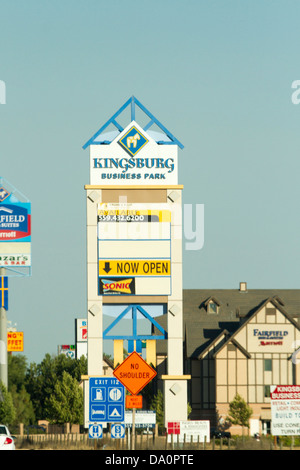 Ein Zeichen entlang Highway 99 im kalifornischen Central Valley für die schwedische Gemeinde Kingsburg Stockfoto