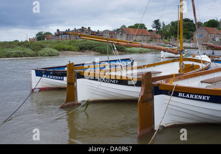 Segeln Boote vertäut am Blakeney in Norfolk, England Stockfoto