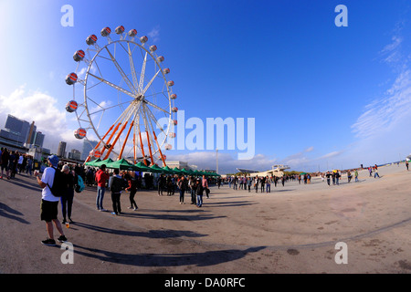 BARCELONA - 24.Mai: Menschen und ein Riesenrad am Heineken Primavera Sound Festival 2013 am 24. Mai 2013 in Barcelona, Spanien. Stockfoto