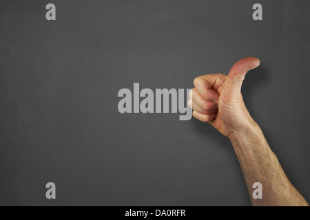 Mans Hände vor einer Tafel mit Daumen nach oben. Stockfoto