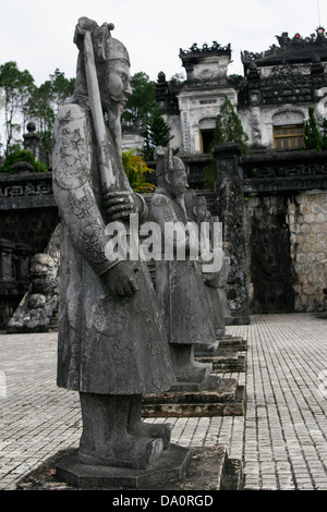 Linie der Steinstatuen am Grab von Khai Dinh Hue, Vietnam, Indochina, Südost-Asien Stockfoto