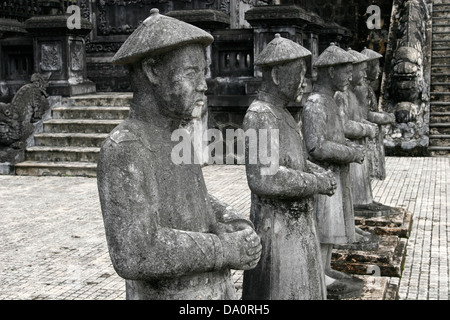 Linie der Steinstatuen am Grab von Khai Dinh Hue, Vietnam, Indochina, Südost-Asien Stockfoto