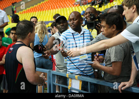 Moskau, Russland. 30. Juni 2013. Kenia Trainer Mike Freitag wird nach dem Kenia V England Spiel an die Rugby World Cup 7er im Luzniki-Stadion in Moskau von der Presse interviewt. Bildnachweis: Elsie Kibue / Alamy Live News Stockfoto