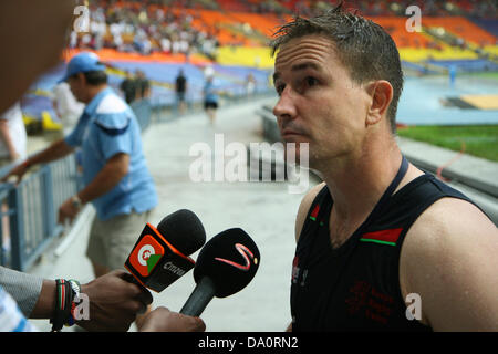 Moskau, Russland. 30. Juni 2013. Kenia Trainer Mike Freitag wird nach dem Kenia V England Spiel an die Rugby World Cup 7er im Luzniki-Stadion in Moskau von der Presse interviewt. Bildnachweis: Elsie Kibue / Alamy Live News Stockfoto